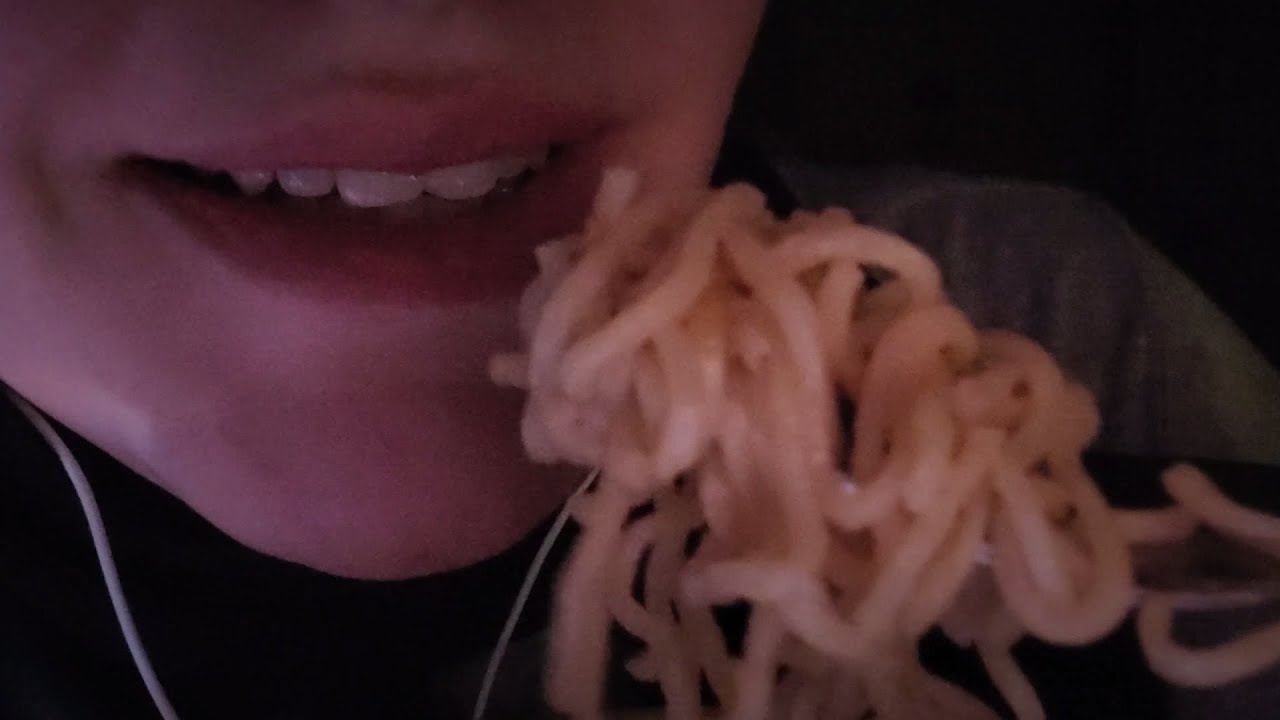 ASMR اي اس ام ار| Eating Noodles with you🍜 هناكل نودلز سوا 🍜😋😋