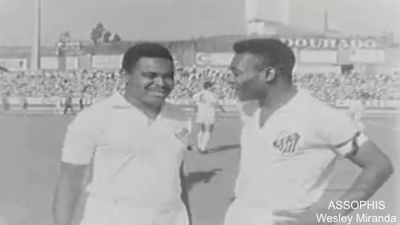 São Paulo 2x2 Santos - 15/10/1967 - Lindo gol de Pelé depois de magistral assistência de Coutinho