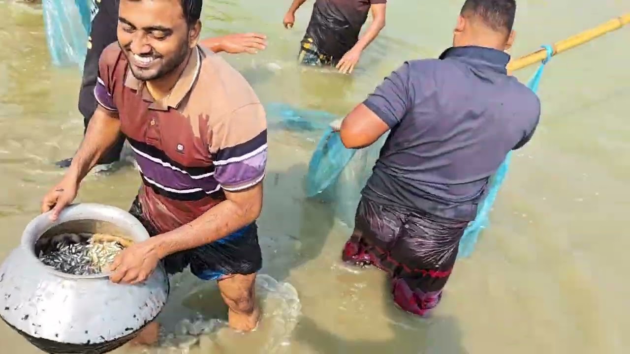 গ্রামের পুকুরে ছোট মাছ ধরার আনন্দময় মূহুর্ত।