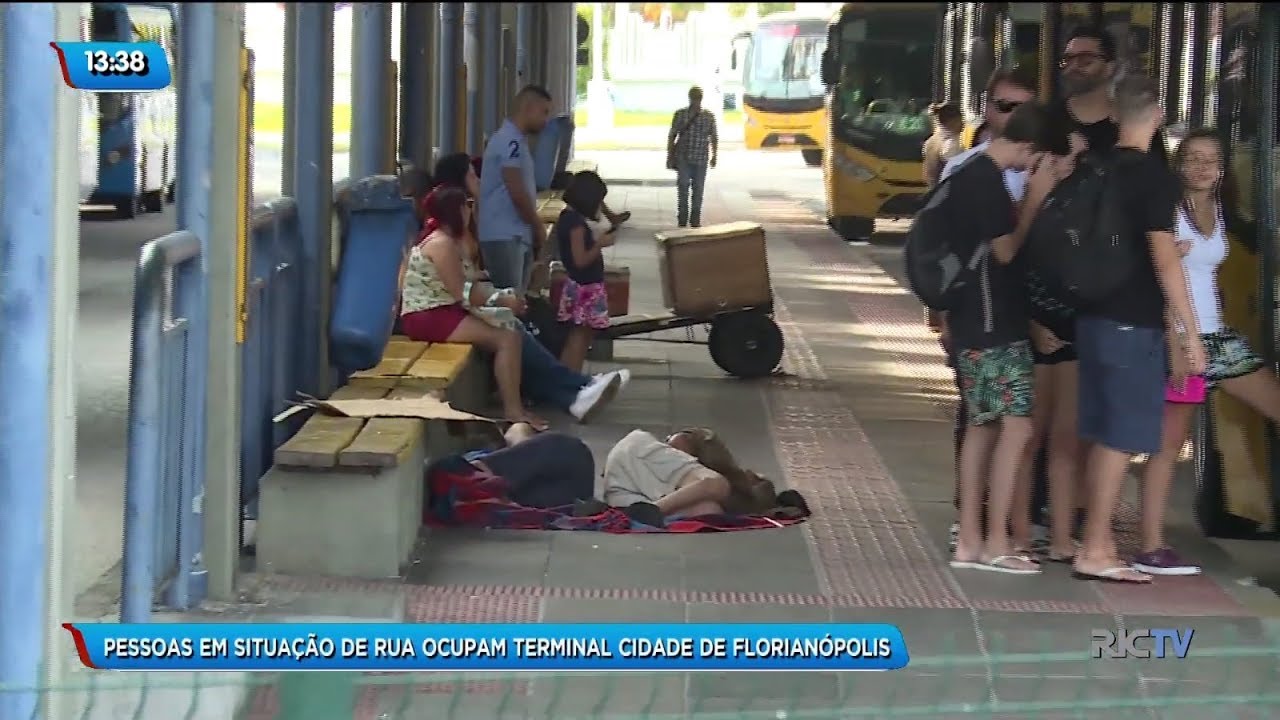 Pessoas em situação de rua ocupam o Terminal Cidade de Florianópolis