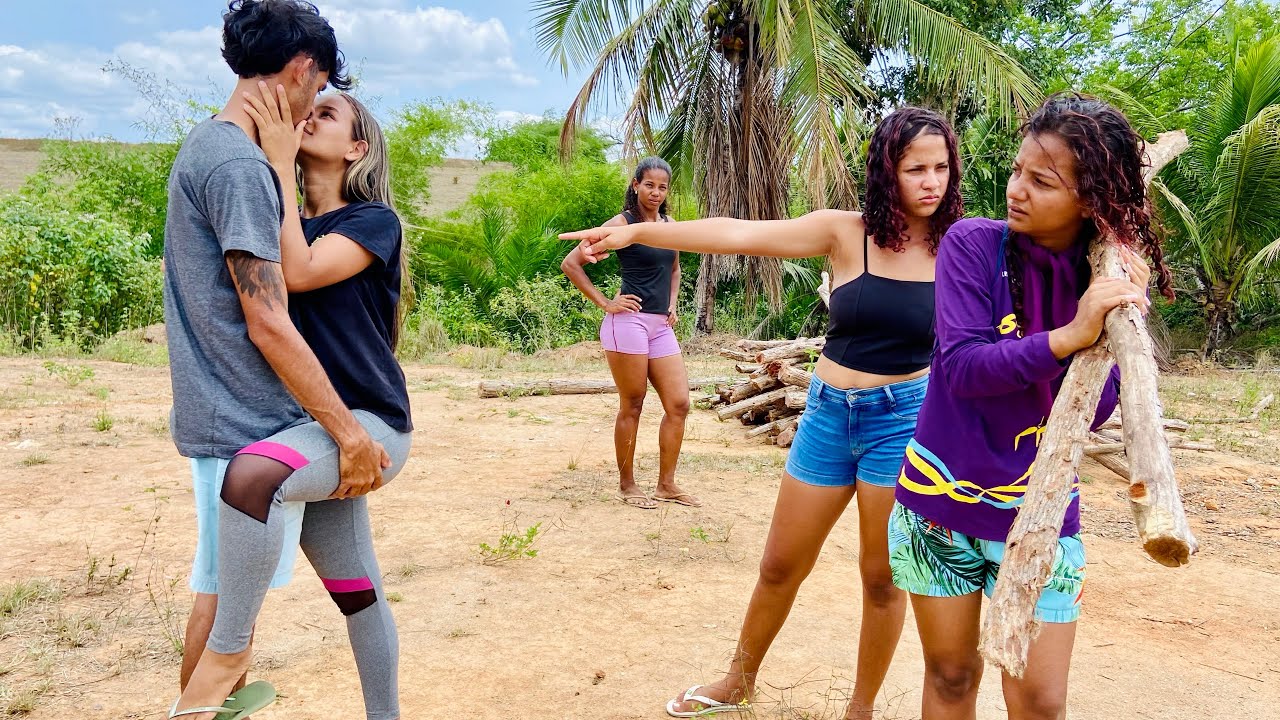 Mulher trabalha dura para sustentar marido 