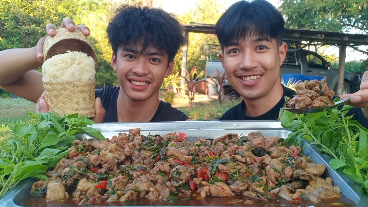กะเพราไก่ถาดใหญ่ ผัดมาเยอะมากินข้าวด้วยกันนะครับ.