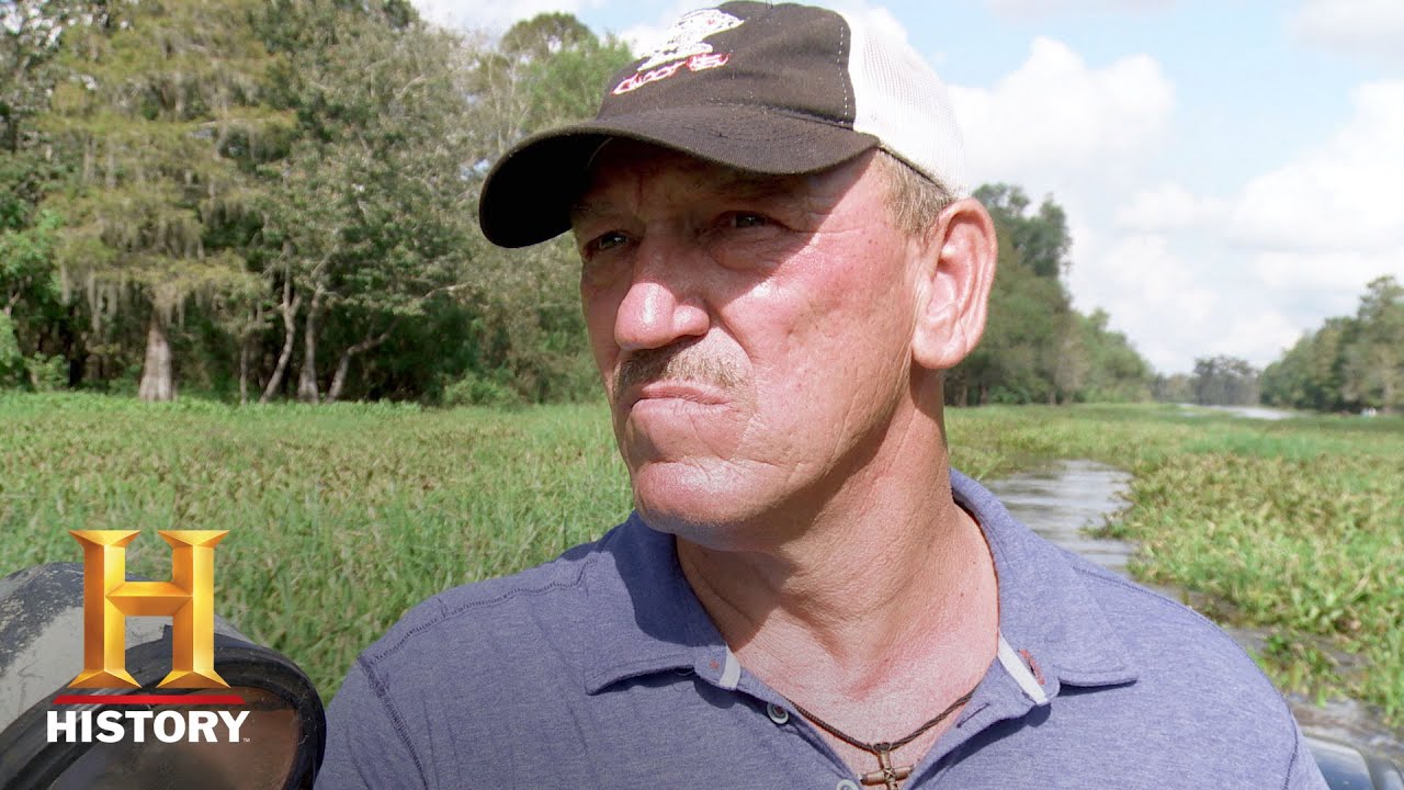 Swamp People: Troy and Holden Take A Wheel Washing (Season 9, Episode 20) | History