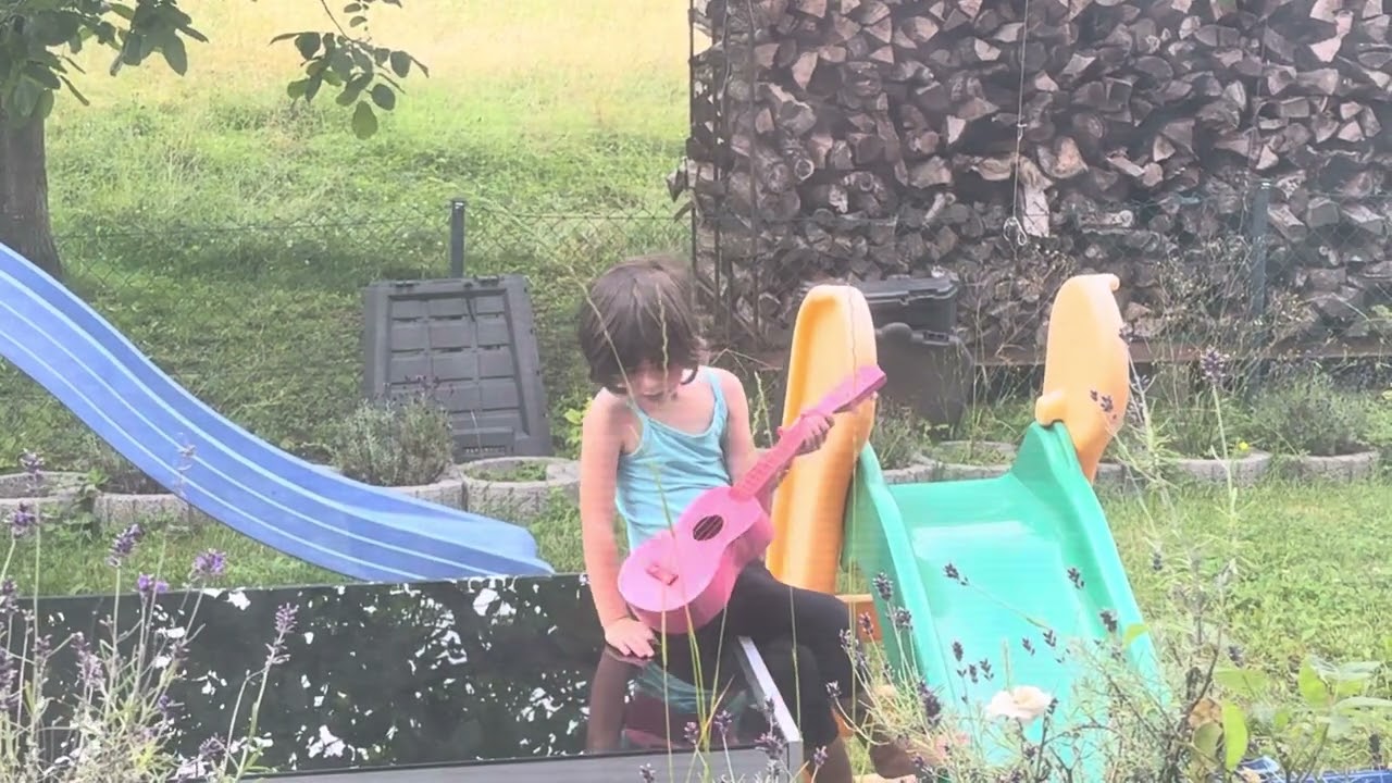 Sarah spielt Guitar