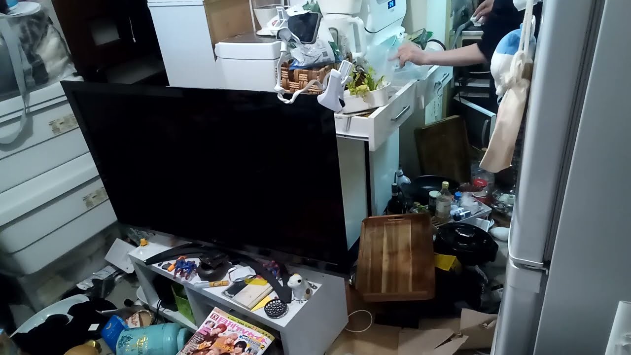 #150｜キッチン床片付け/シンク下全出し→拭いて戻す（アングル2）元旦のいちばん重い場所