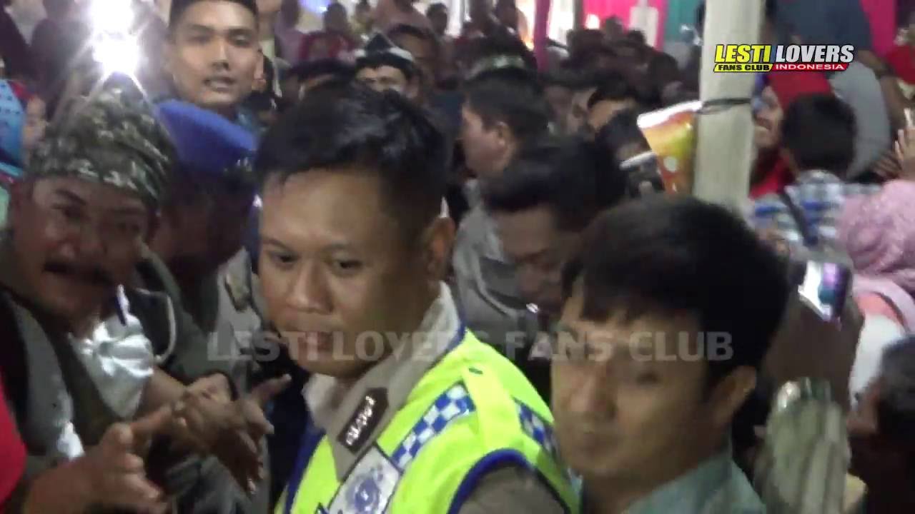 JERIT HISTERIS PENONTON SAAT DETIK-DETIK LESTI NAIK KE PANGGUNG
