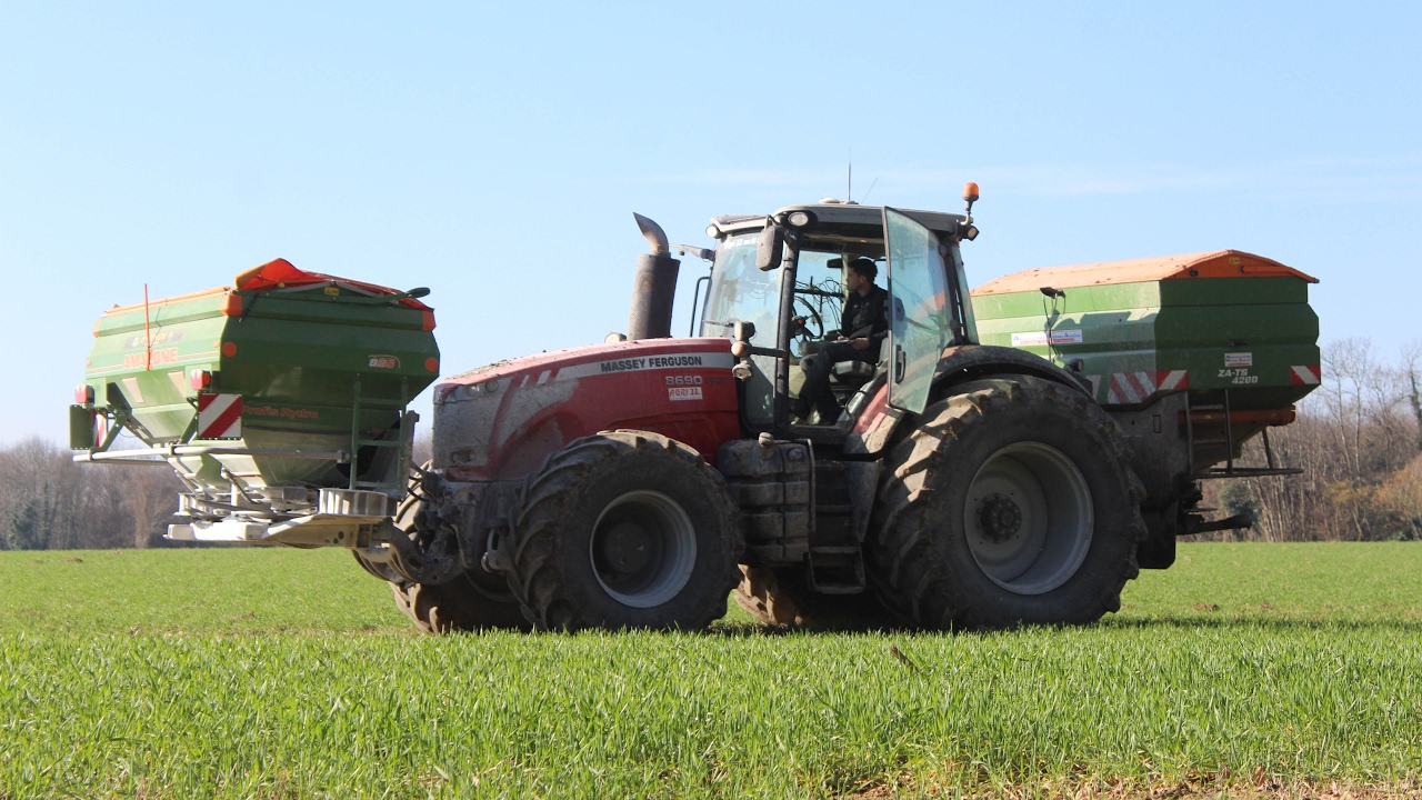 épandage d'engrais 2017 avec un massey ferguson 8690 avec deux épandeur amazone