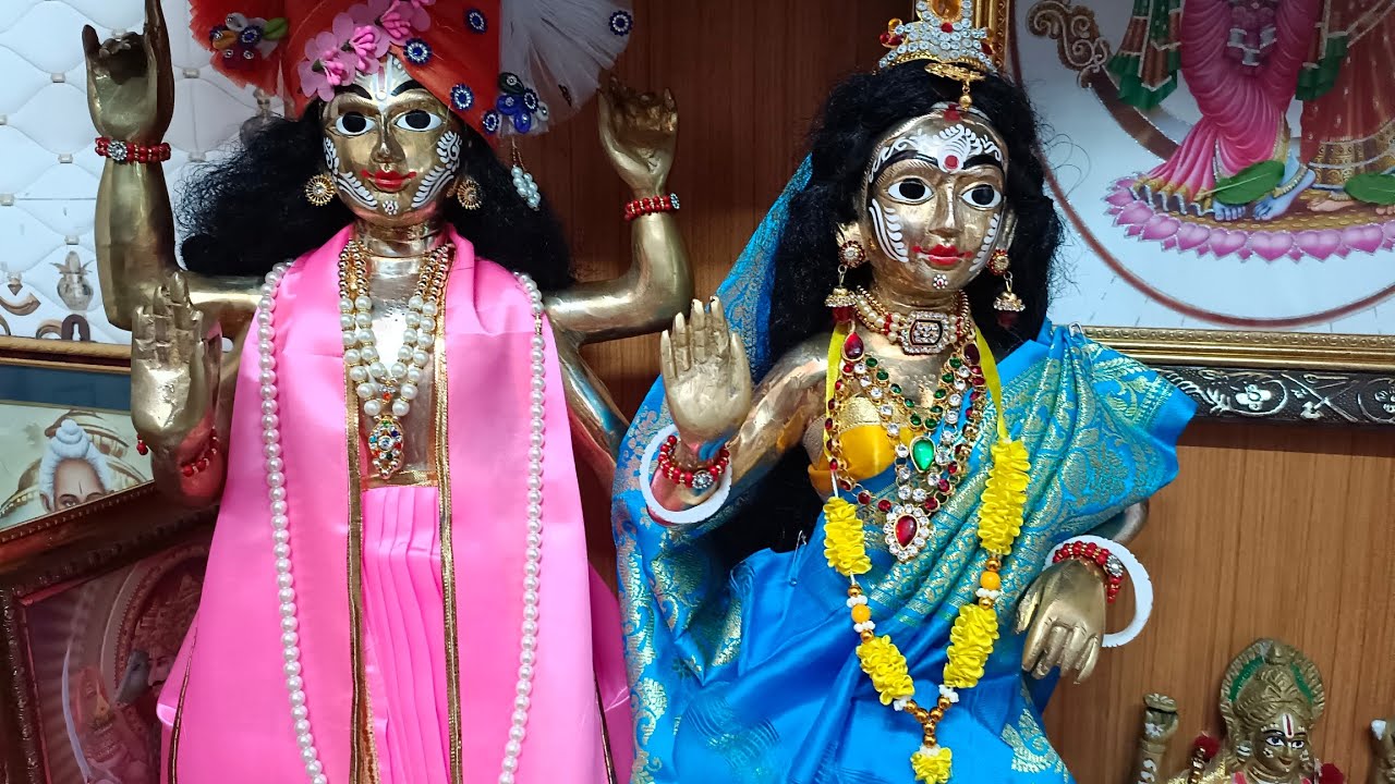 পুজোর আগে মা লক্ষিকে নতুন বেনারসি আর নারায়নকে নতুন ধুতি  পরালাম 🙏🏻
