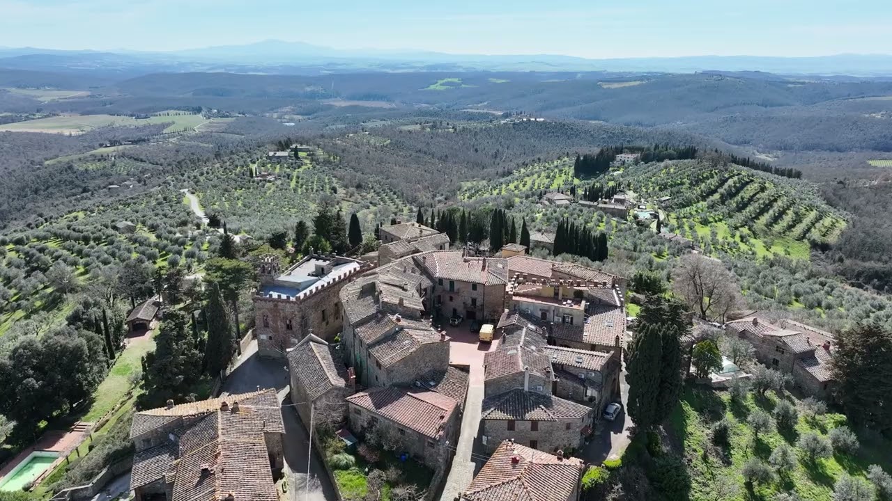 Montebenichi, volo sopra il borgo