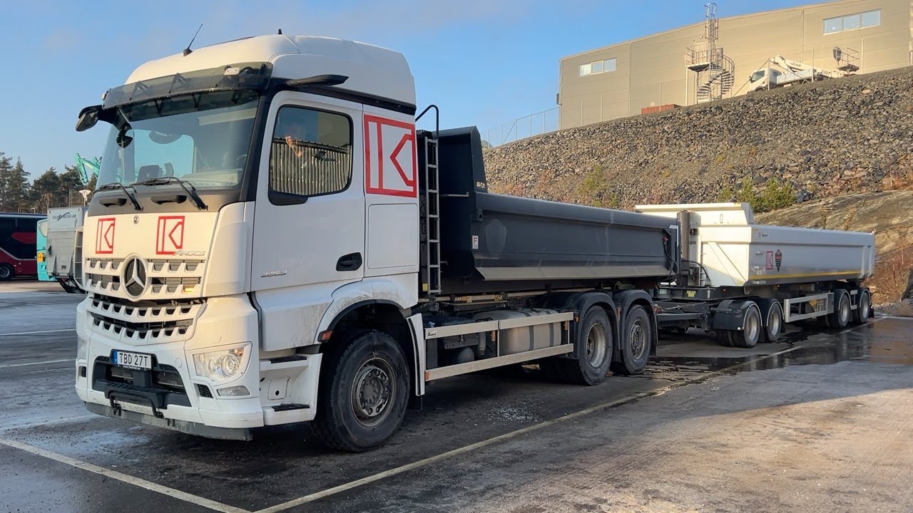 Köp Ekipage lastväxlare Mercedes-Benz Arocs 2853 inkl  tippsläp & grusflak på Klaravik
