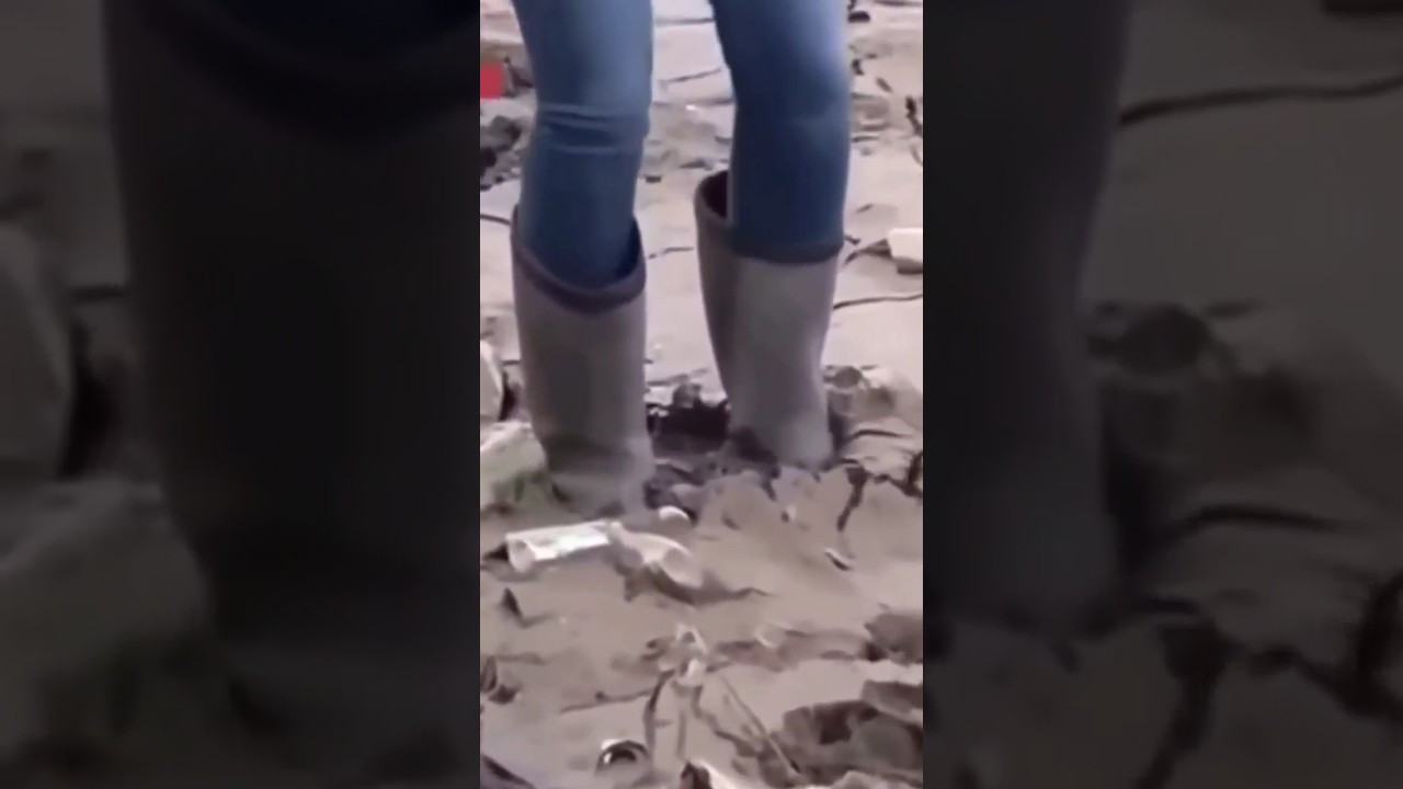 Reporter Stuck in Mud @AllBoots #mudboots