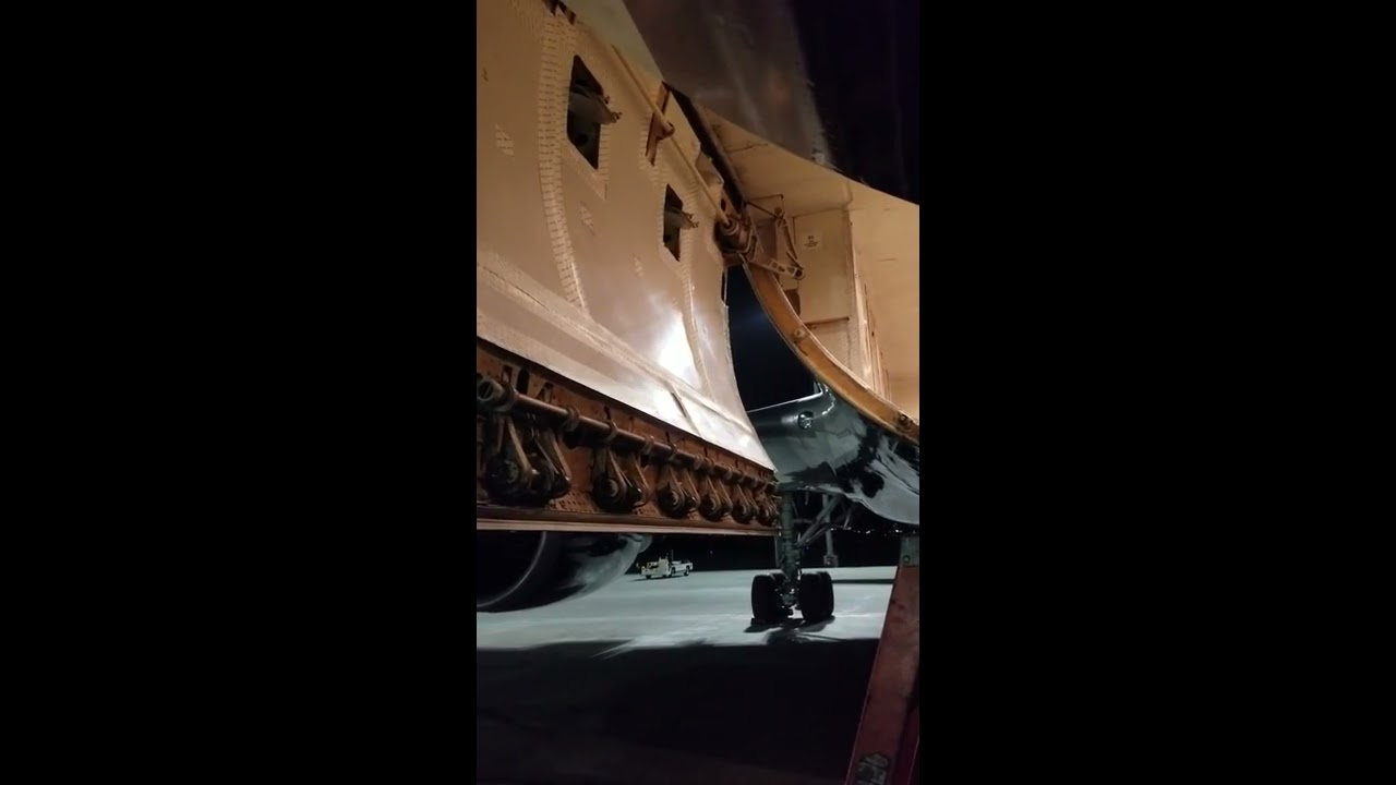 BOEING B767 OPENING FWD CARGO DOORS.
