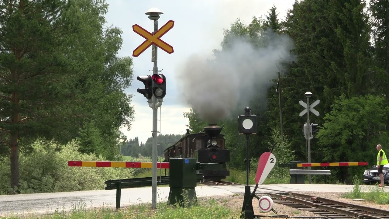 JMR Museum train passed KIIPUNTIE level crossing @ Jokioinen, Finland