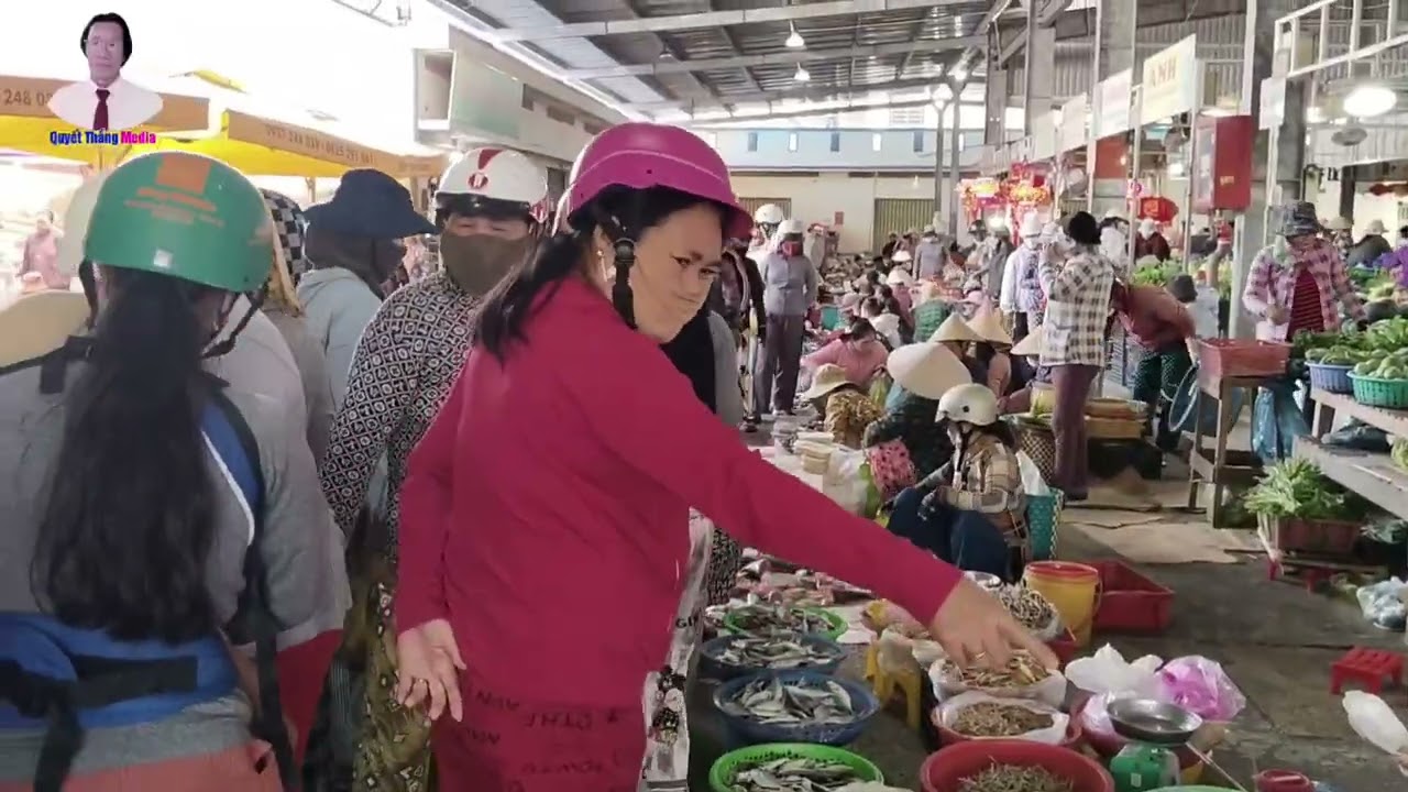 Tấp Nập Kẻ Mua Người Bán .Bustling with buyers and sellers.