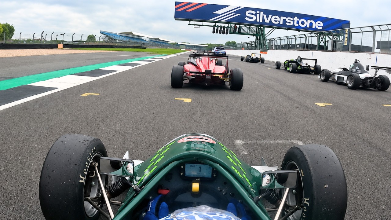 Кто быстрее в Сильверстоуне? F1000 против F3 &mdash; гонка с видом из кабины