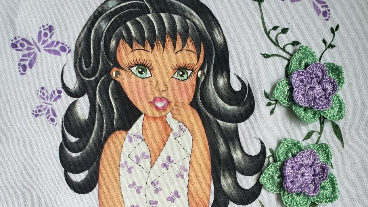 COMO PINTAR BONECA CABELO PRETO, COM APLIQUE FLOR DE CROCHÊ.