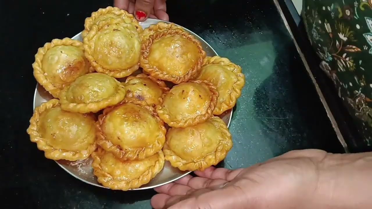 घर पर बनाएं चंद्रकला मिठाई | Khoya Maida Chandrakala Recipe | Holi Special Sweet हलवाई जैसा मिठाई