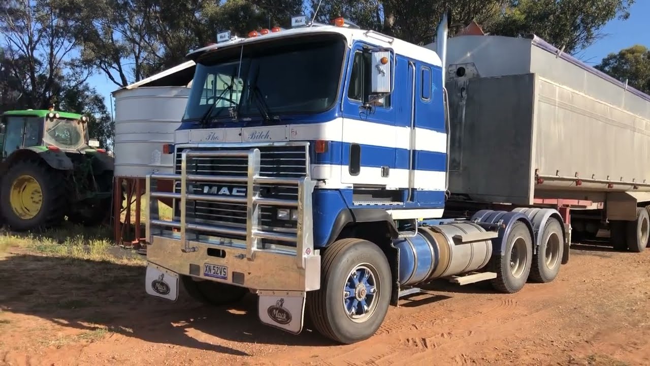 Grain carting with Mack Ultraliner part 1