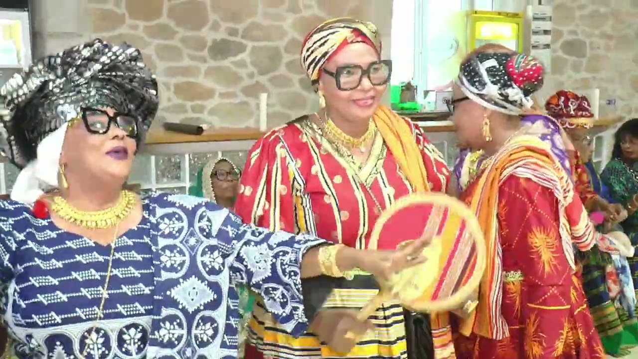 EXRAIT  OUKOUMBI  CHANSON   ZAZA  HALOLOI   SITI  CHEZANI