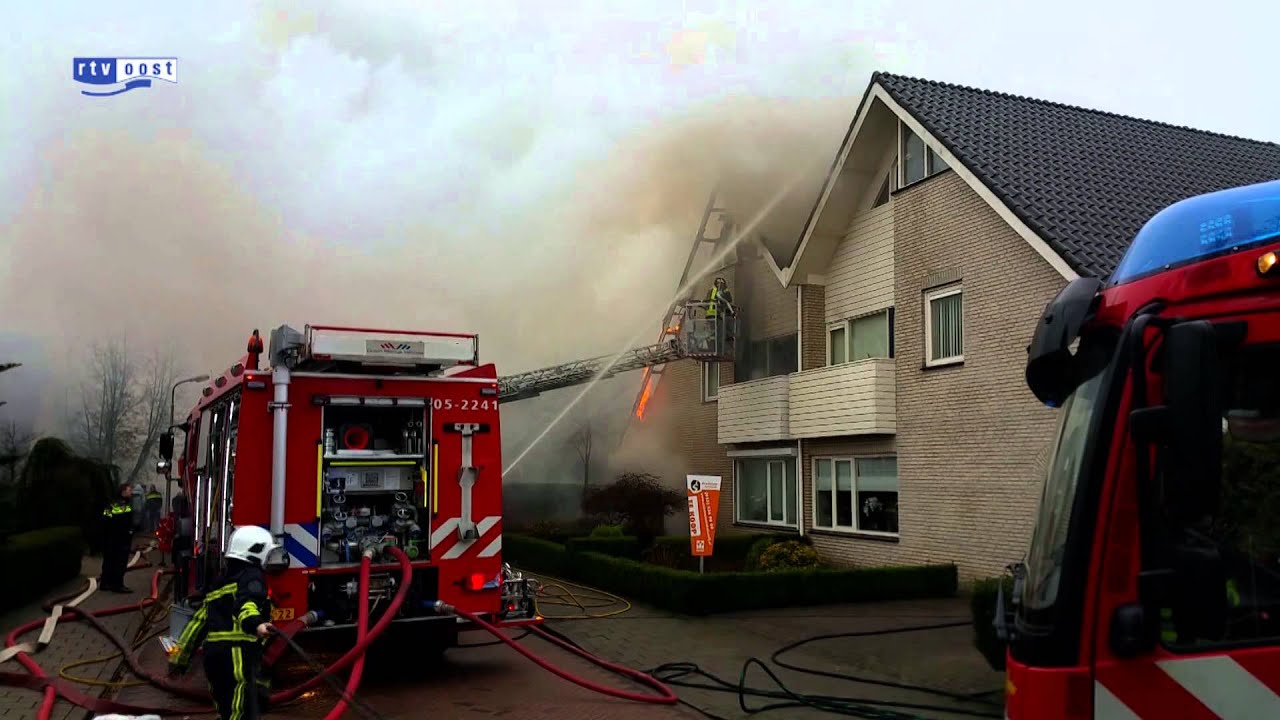 Uitslaande brand op zolder van woning in Overdinkel, Duitse brandweer helpt