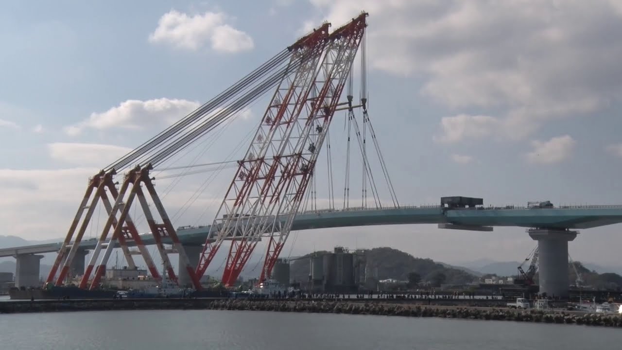 国内最大起重機船、海翔（徳島県新町川中央橋桁架橋）