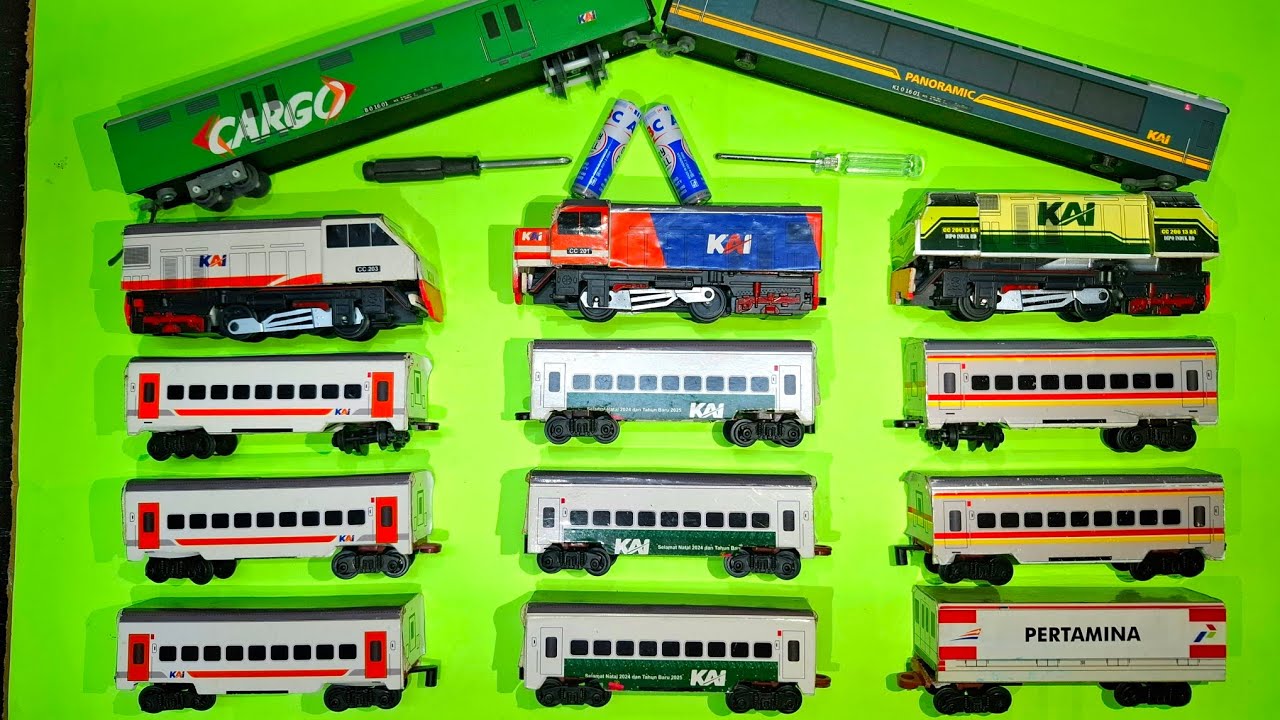 Membuat Dan Merakit Mainan Kereta Api CC203,CC201 RNB Membawa Gerbong Ekonomi,Eksekutif Dan Balapan