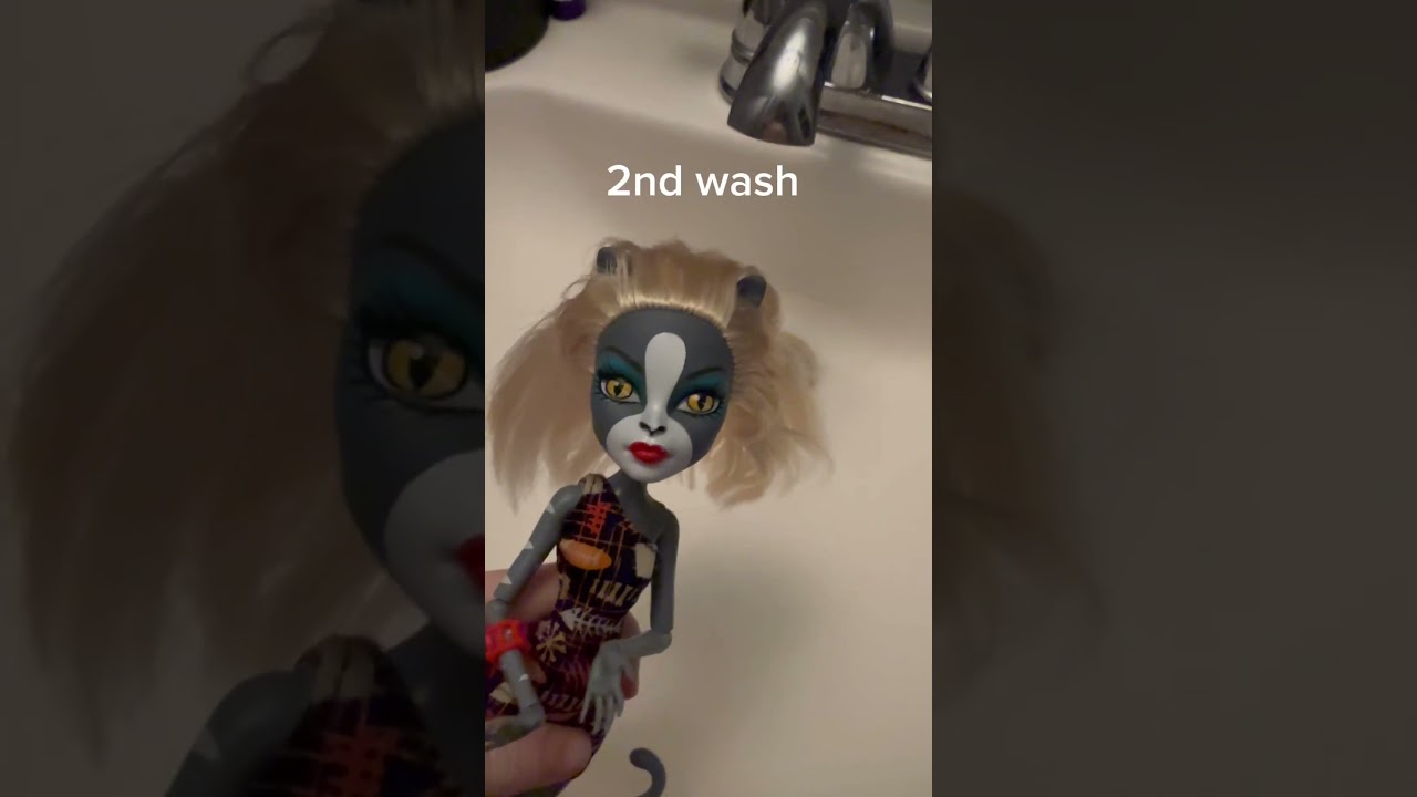 Getting glue out of this g1 monster high doll’s hair / 