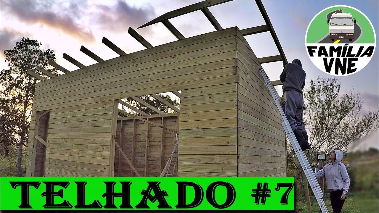 FAZENDO TELHADO DA MINI CASA DE MADEIRA - Família VNE