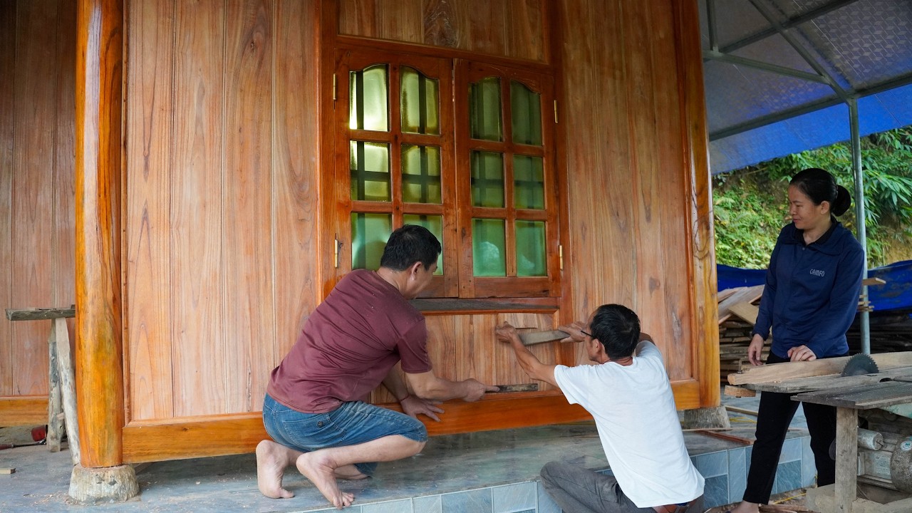 Joy and excitement: The beautiful wooden walls have been erected and assembled.