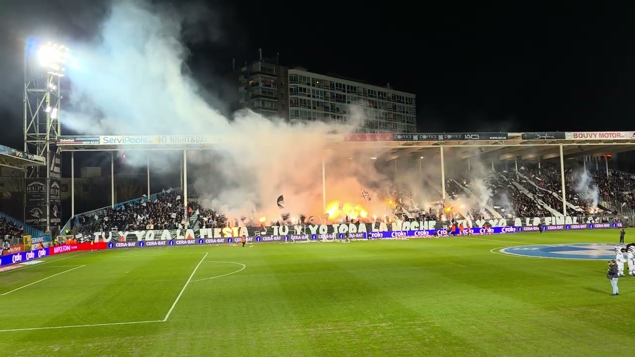 Sporting Charleroi - RU Saint-Gilles : Entrée des joueurs et spectacle pyrotechnique.