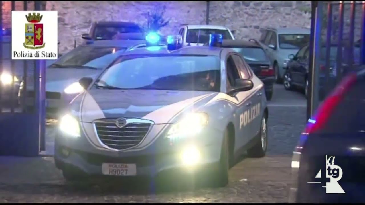 Battipaglia, controlli della Polizia nelle scuole: sequestrati droga e un coltello