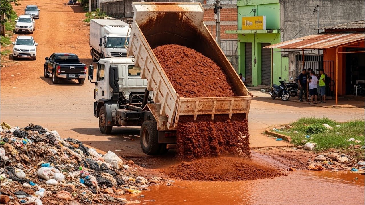 Starting a new project to fill the ditches with 5-ton dump trucks and D20P 