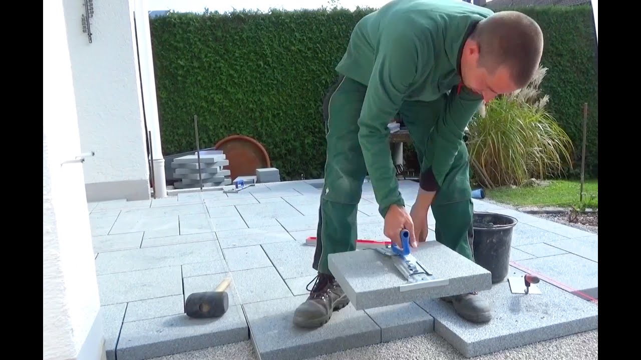 Terrasse selber bauen (Teil 2) Unterbau herrichten und Platten legen | Garten TUTORIAL