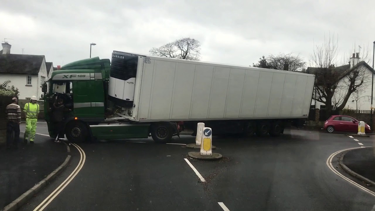 HGV roundabout Fail