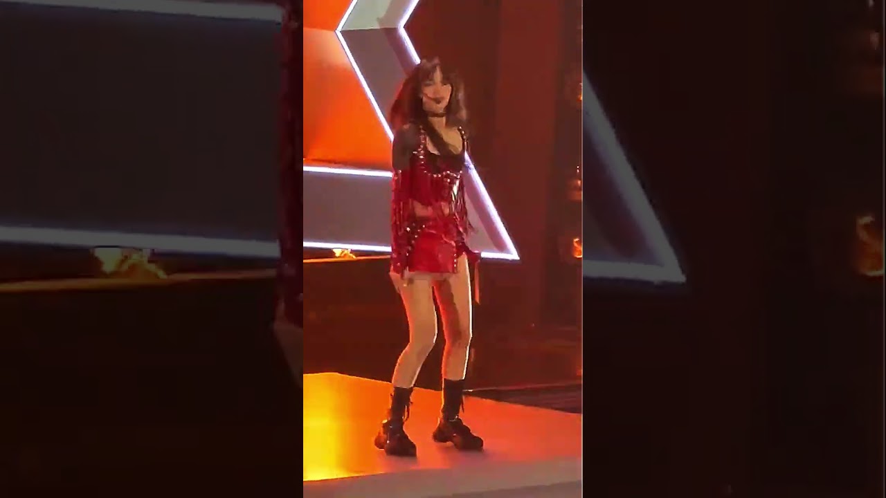 LISA 'S REAL VOCAL ( FROM AUDIENCE IN THE HALL 'S FAN CAM ) NEW WOMAN & ROCK STAR ON VMAS 2024