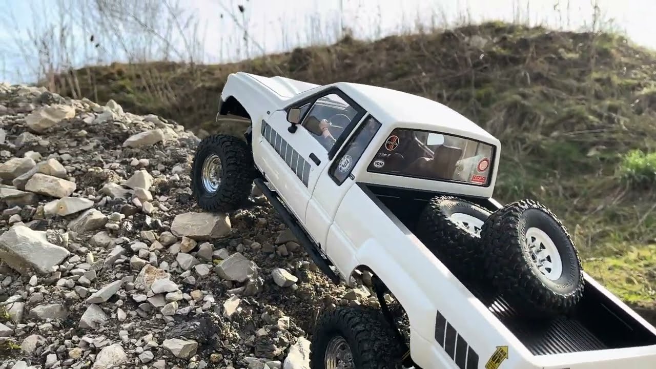 RC4WD TF2 1987 Toyota Xtracab LWB white body - waste land
