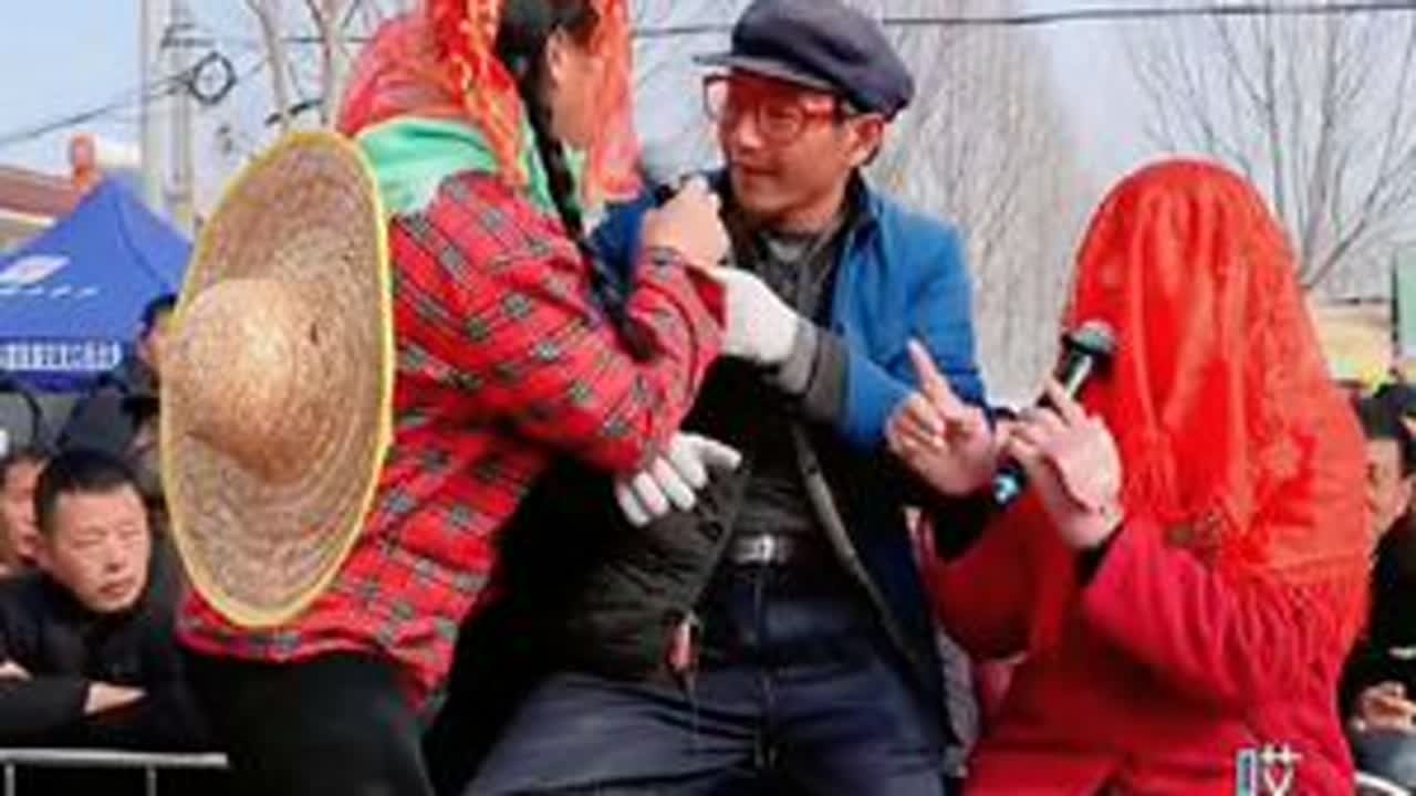 大爷的桃花运来啦！农村风俗就是这么热闹有趣～🌸🚗  #传承地方民俗文化#上热搜  @小土妹(不忘初心) @五大爷 @马上³⁰⁹🌻（新歌：人生就是一条路） @户外小袁²¹⁰❤️