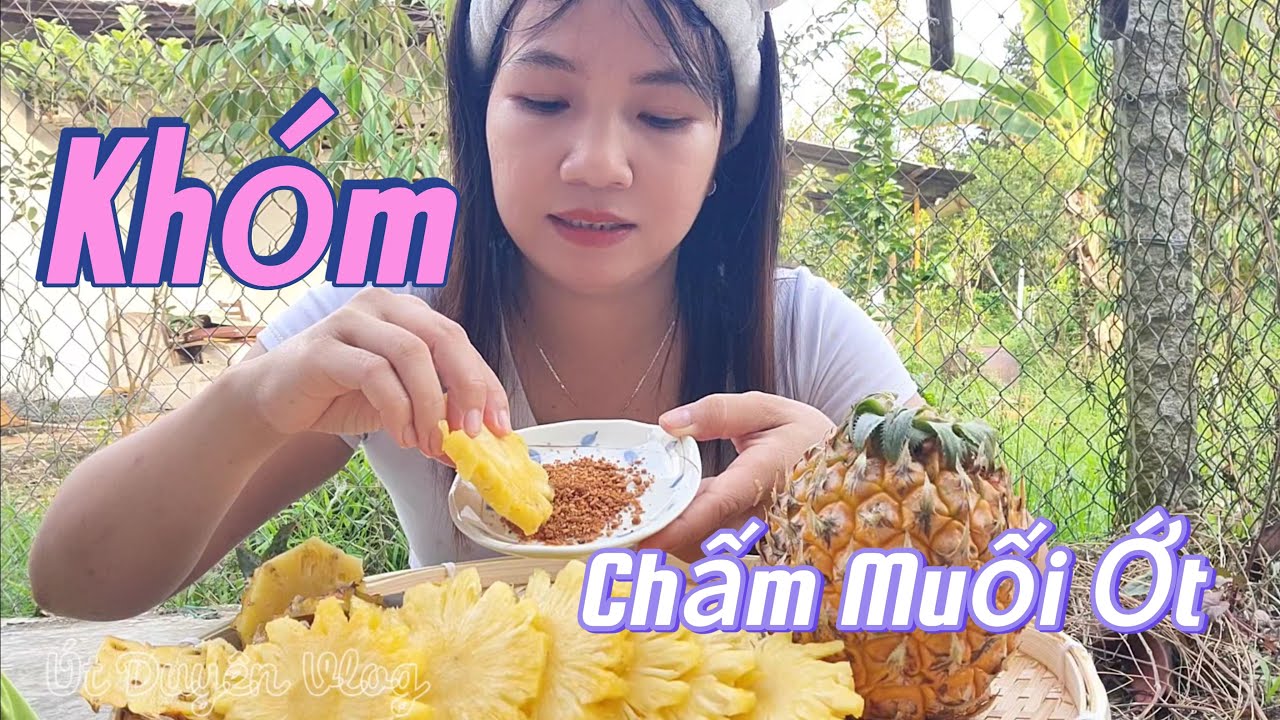 Gọt Trái Khóm Chấm Muối Ớt | Út Duyên Vlog #195