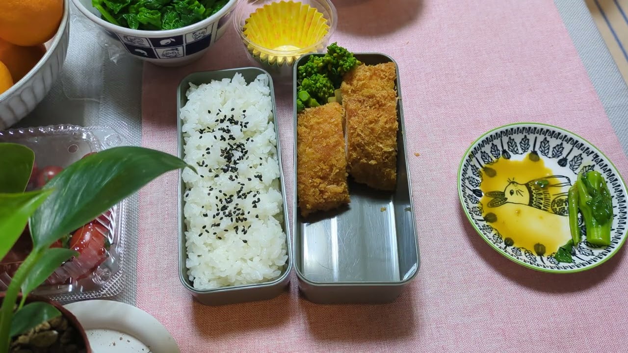 お婆ちゃんの作るお弁当!菜の花、カラシ醤油、ササミフライ、煮物、玉子焼き。
