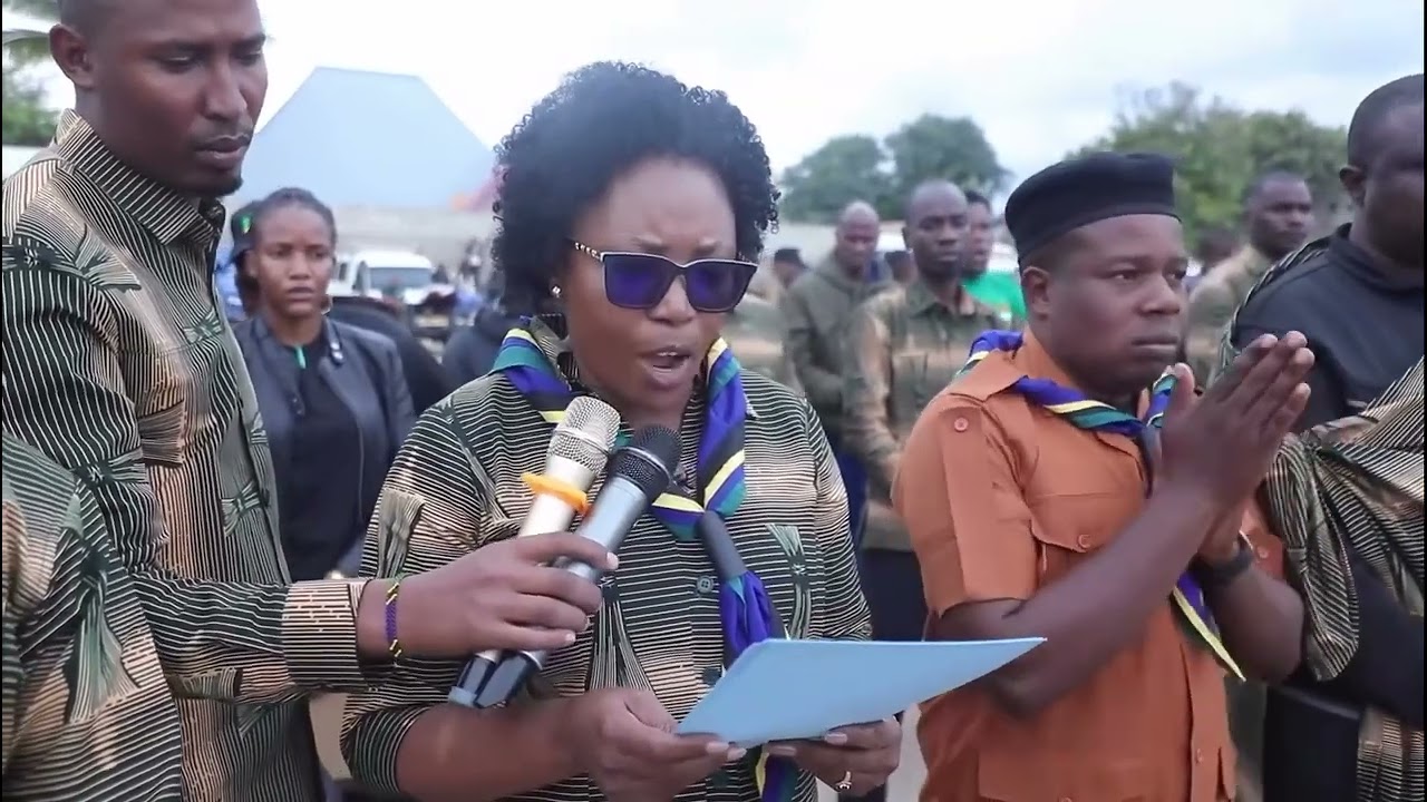 TAZAMA MKUU WA MKOA WA MANYARA RC SENDIGA AKIKABIDHIWA MWENGE WA UHURU NA MKUU WA MKOA WA ARUSHA