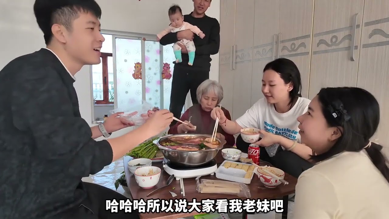 念大学的亲妹妹开学了，她寒假帮我带娃，一共赚了多少钱？ #日常vlog #带娃 #家庭 #兄妹 #农村生活