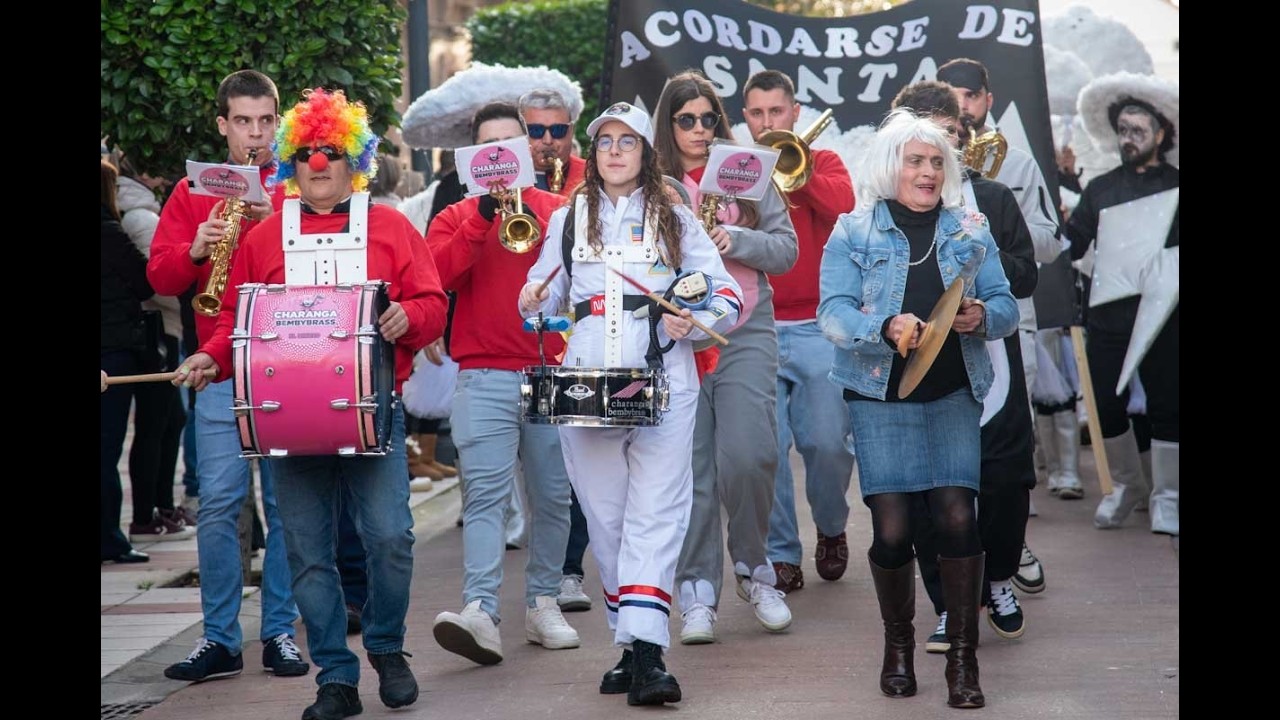 Desfile de carnaval en Bembibre con la Charanga Bembybrass