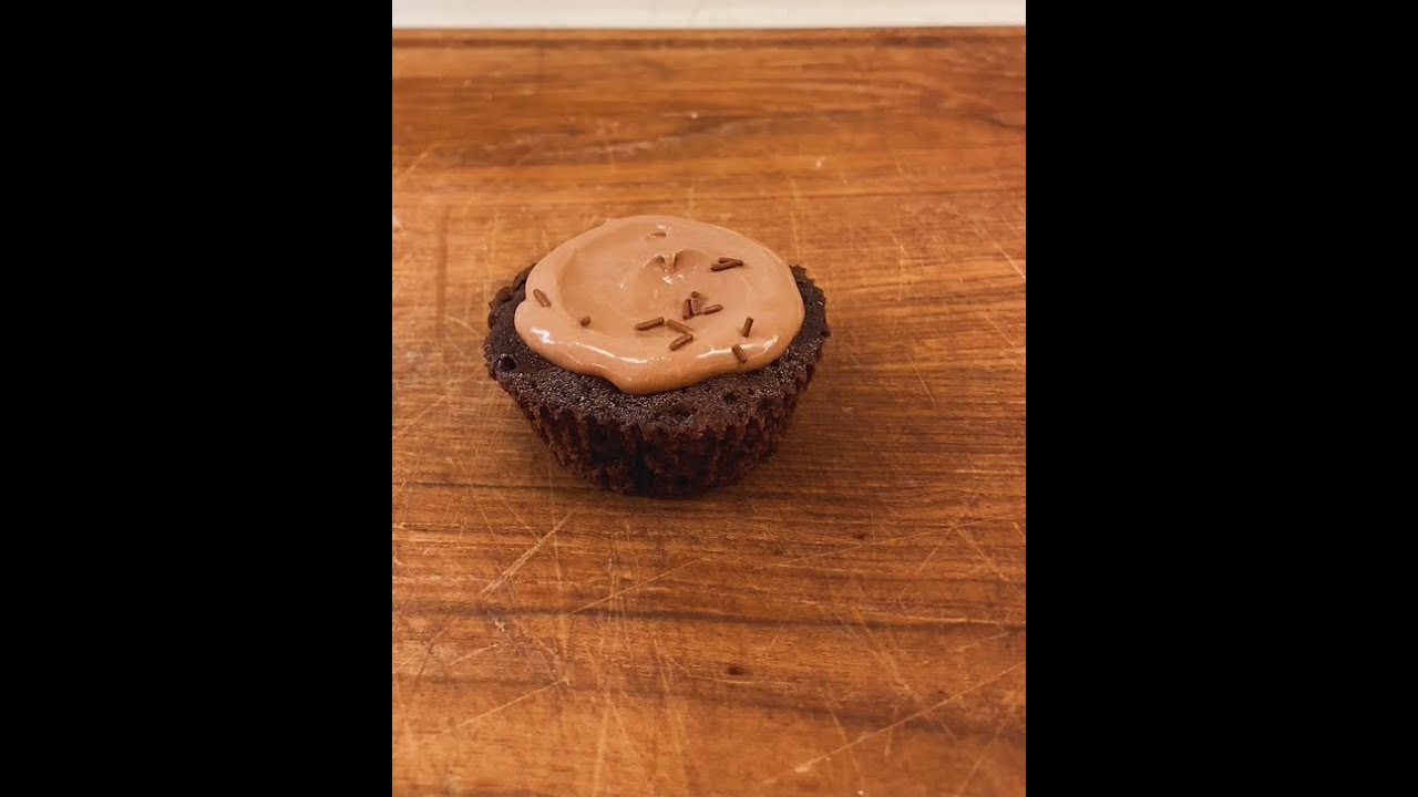 CUPCAKE AL MICROONDE PRONTI IN 5 MINUTI - cioccolatosi! #Shorts