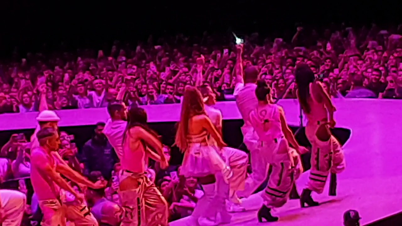 Ariana Grande - Side to Side (Sweetener World Tour 2019, Berlin 10.10.19)