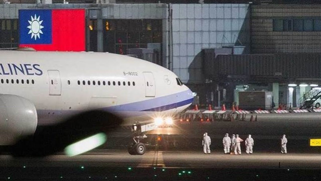【現場直播】滯湖北台胞終於回家了！第二架「類包機」載214人抵達桃園機場，現場最新狀況直擊