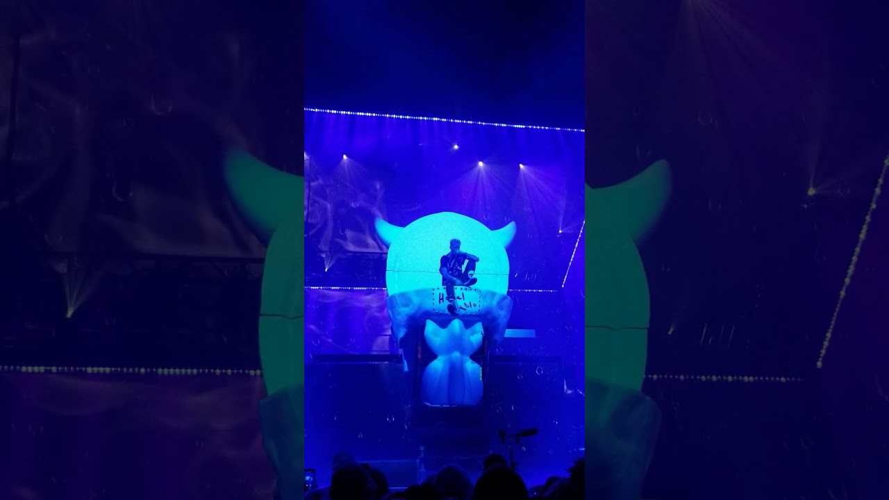 Machine Gun Kelly- Glass House (live in Philadelphia 2019)