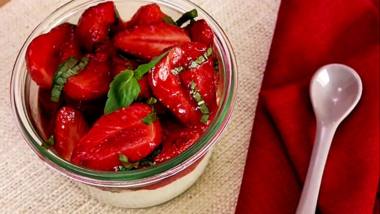 Verrine de fraises po&ecirc;l&eacute;es au basilic sur leur lit de mascarpone