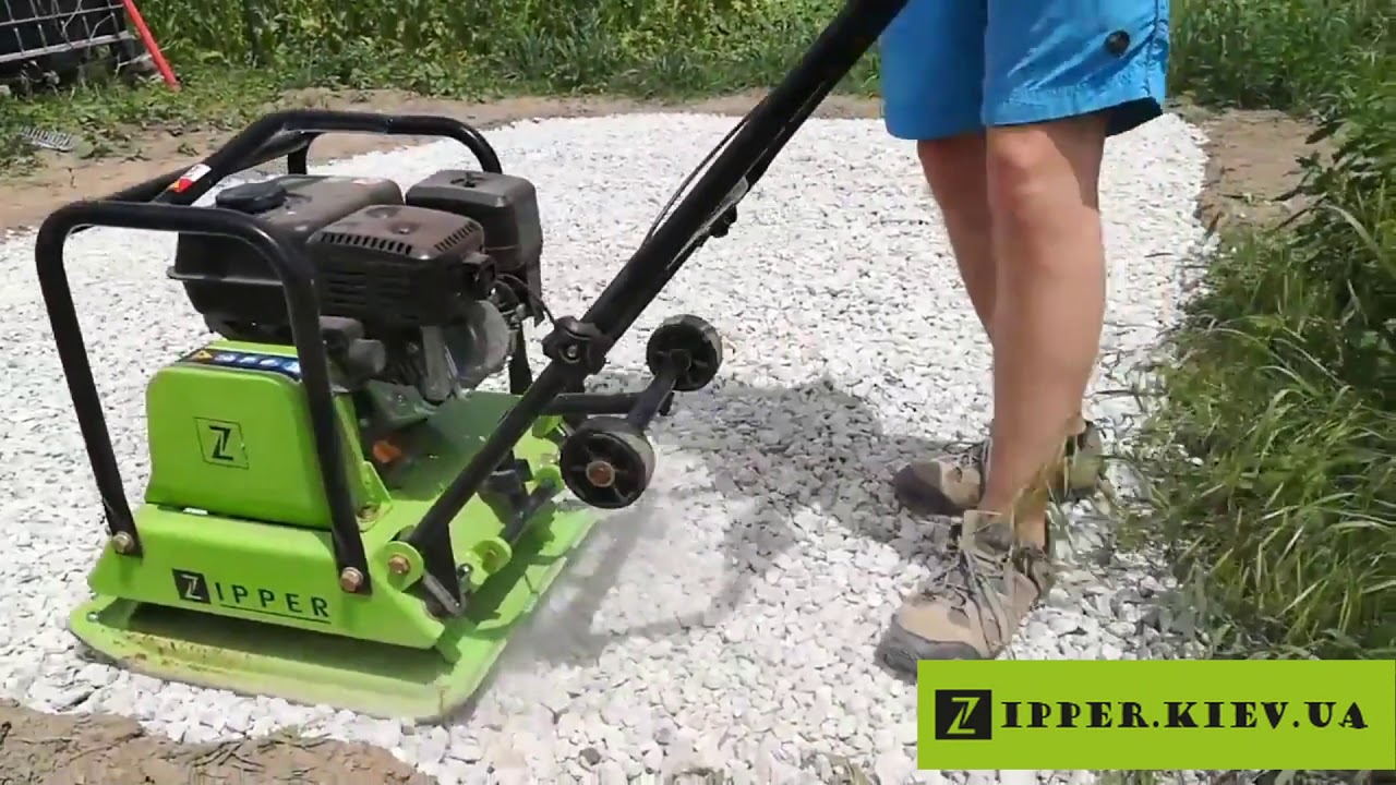 Виброплита Zipper ZI-RPE90C в работе