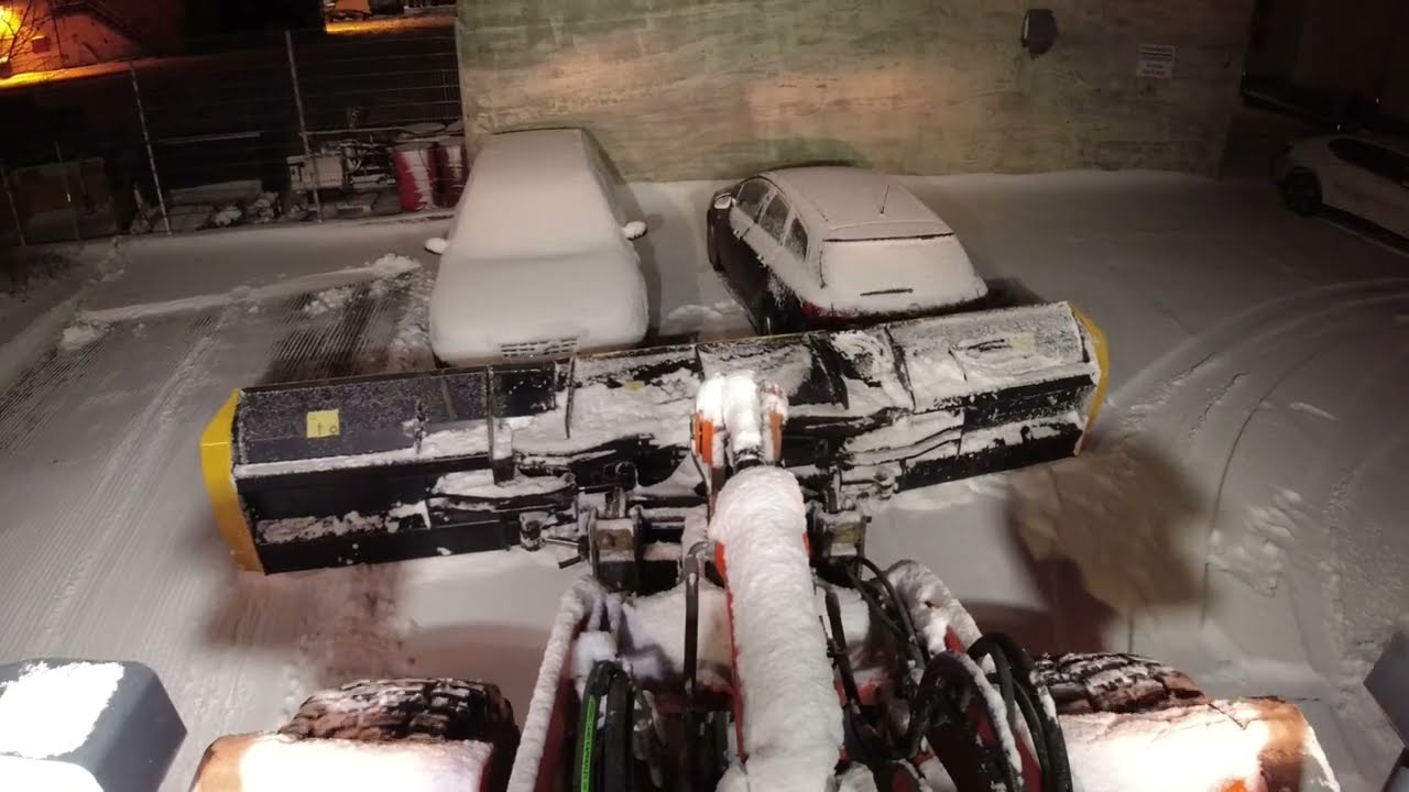 Snow plowing with Hitachi zw220 and telllefsdal u-plow