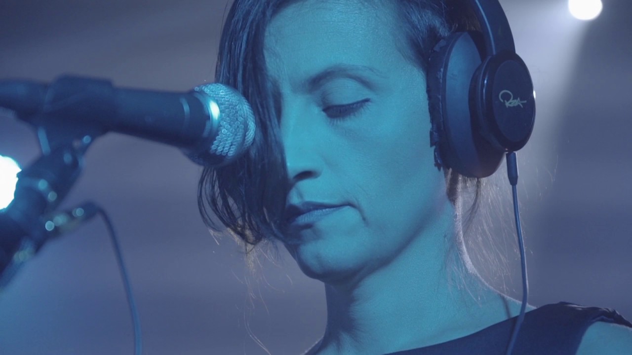 Atomov&aacute; včela &ndash; WWW @ Radio Wave Live Session v Olomouci
